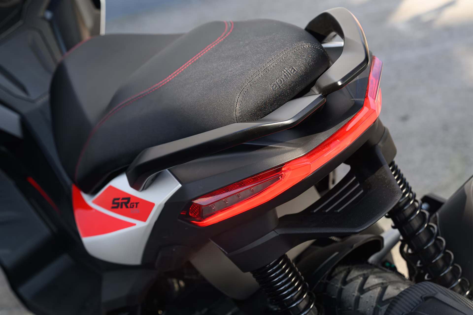 Aprilia-SRGT-Sport-125-wallimage_2