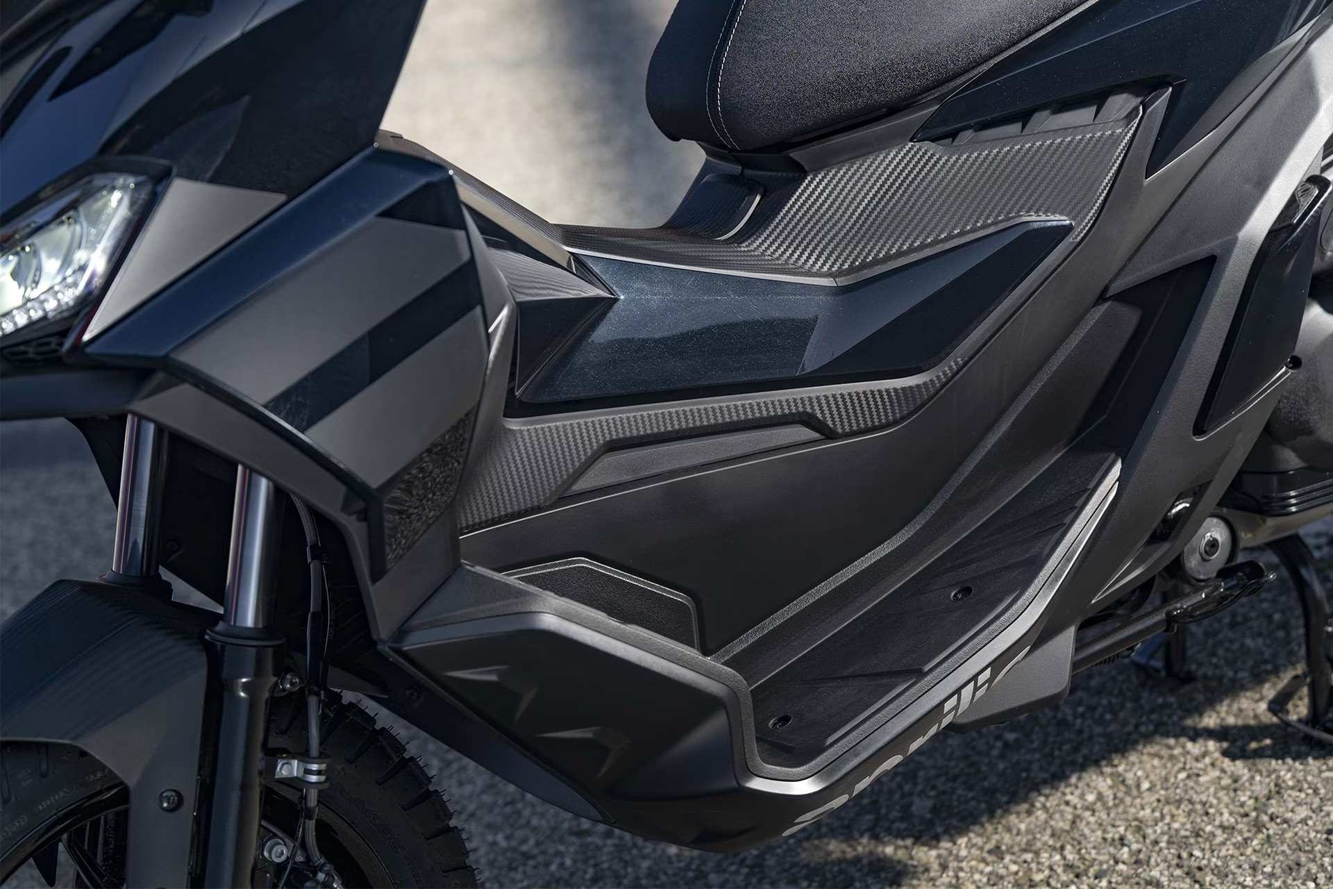 Aprilia_SR-GT_close-up_1920x1280_pedane