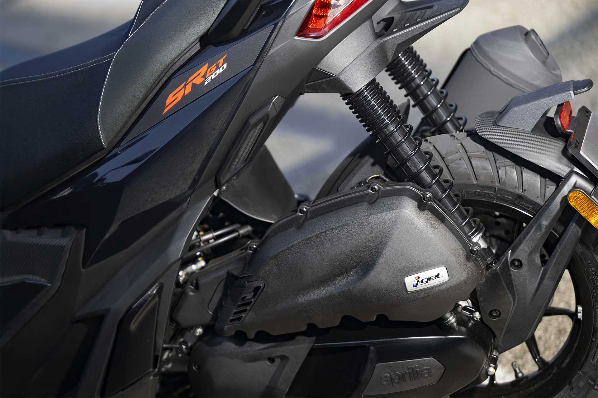 Aprilia_SR-GT_close-up_1920x1280_sospensioni